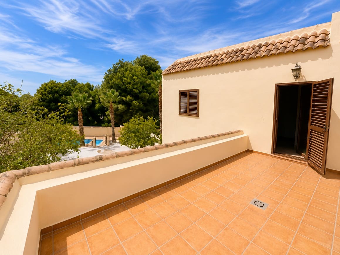 7 quarto Moradia para arrendar em La Nucia com piscina garagem - 3 800 € (Ref: 10005032)