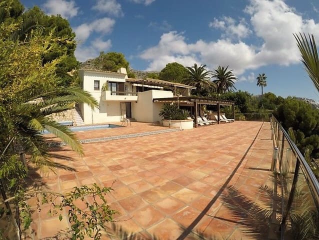 4 bedroom Villa for sale in Altea with pool garage - € 1,300,000 (Ref: 4823413)