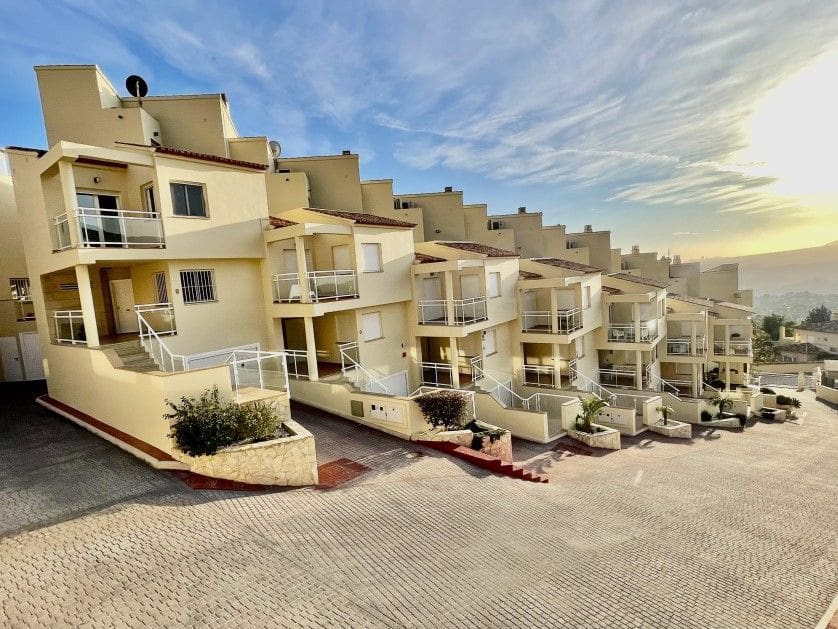 5 bedroom Semi-detached Villa for sale in Altea with pool garage - € 595,000 (Ref: 8047031)