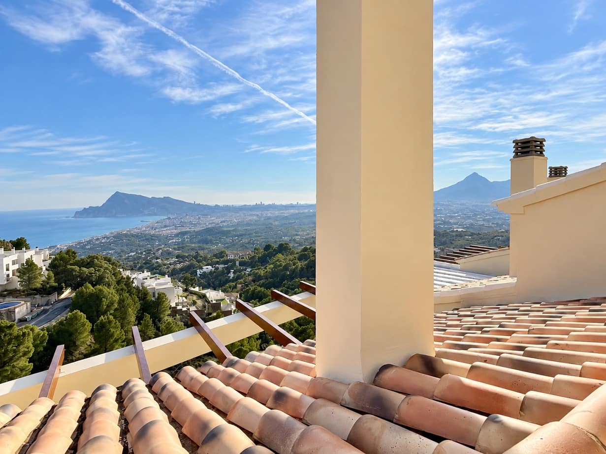 5 bedroom Semi-detached Villa for sale in Altea with pool garage - € 595,000 (Ref: 8047031)