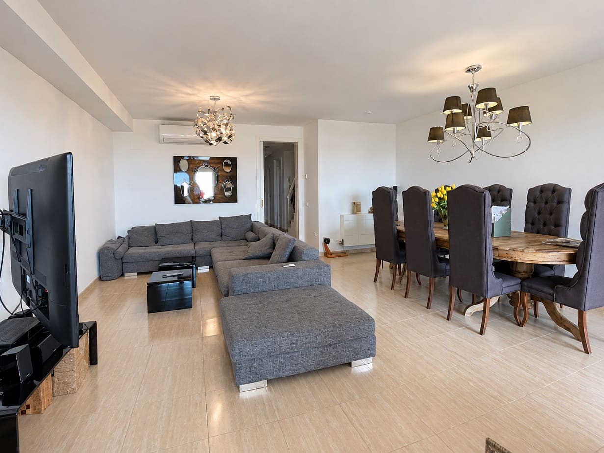 5 bedroom Semi-detached Villa for sale in Altea with pool garage - € 595,000 (Ref: 8047031)