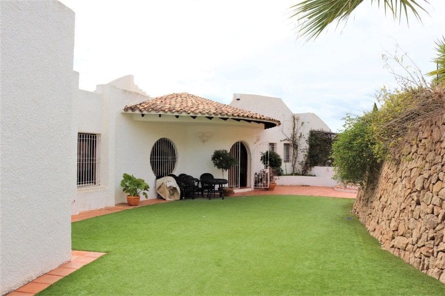 6 bedroom Villa for sale in Altea with pool garage - € 2,200,000 (Ref: 8142353)