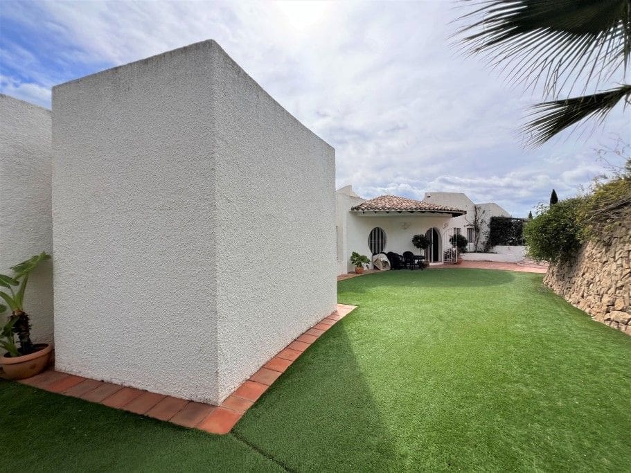 6 bedroom Villa for sale in Altea with pool garage - € 2,200,000 (Ref: 8142353)