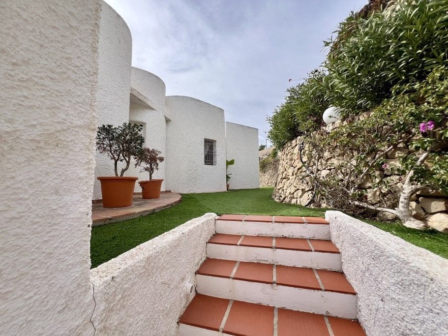 6 bedroom Villa for sale in Altea with pool garage - € 2,200,000 (Ref: 8142353)