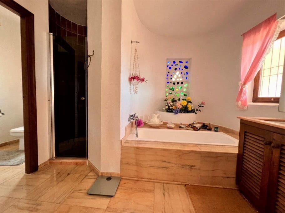 6 bedroom Villa for sale in Altea with pool garage - € 2,200,000 (Ref: 8142353)