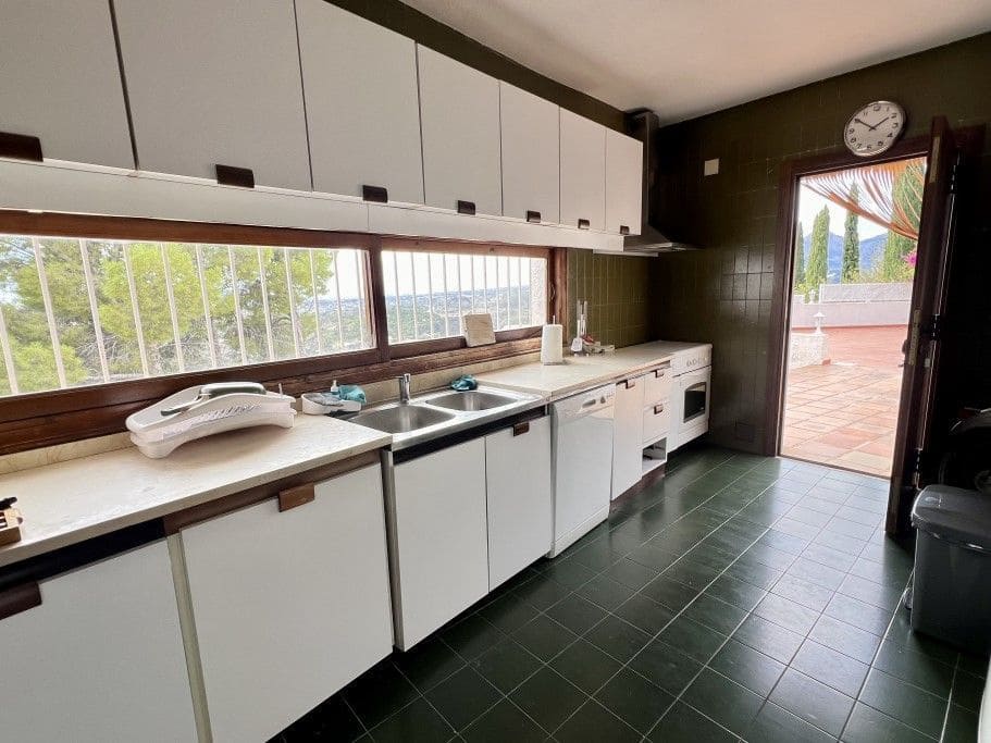 6 bedroom Villa for sale in Altea with pool garage - € 2,200,000 (Ref: 8142353)