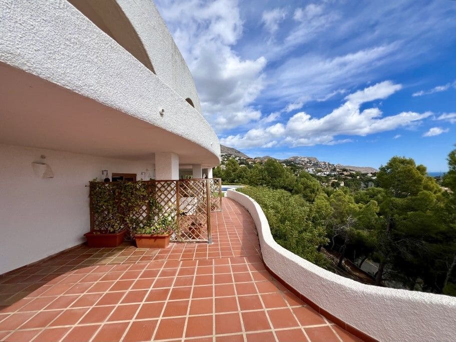 6 bedroom Villa for sale in Altea with pool garage - € 2,200,000 (Ref: 8142353)