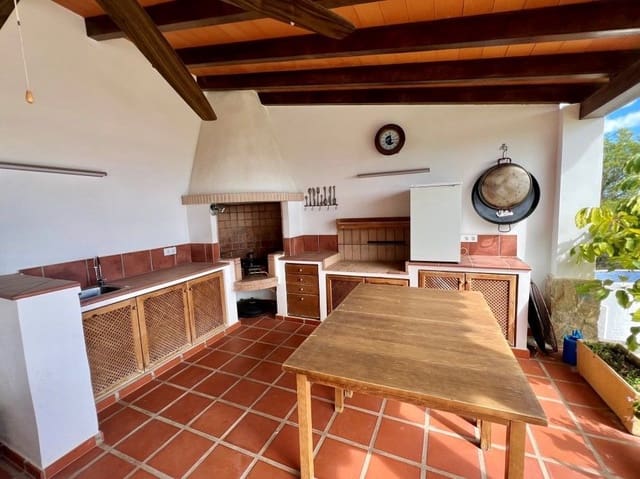 6 bedroom Villa for sale in Altea with pool garage - € 2,200,000 (Ref: 8142353)