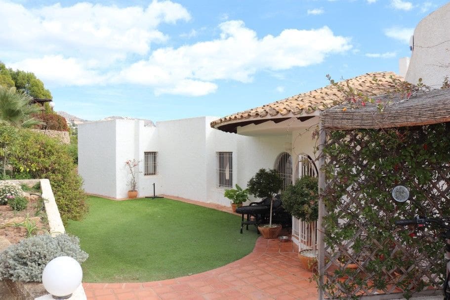 6 bedroom Villa for sale in Altea with pool garage - € 2,200,000 (Ref: 8142353)