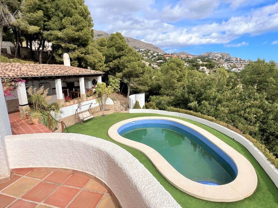6 bedroom Villa for sale in Altea with pool garage - € 2,200,000 (Ref: 8142353)