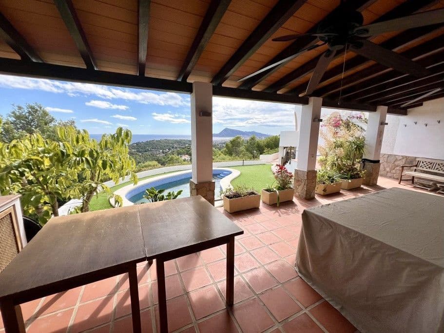 6 bedroom Villa for sale in Altea with pool garage - € 2,200,000 (Ref: 8142353)