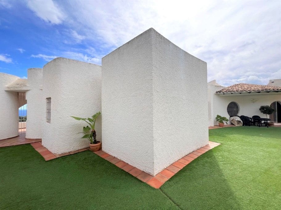 6 bedroom Villa for sale in Altea with pool garage - € 2,200,000 (Ref: 8142353)