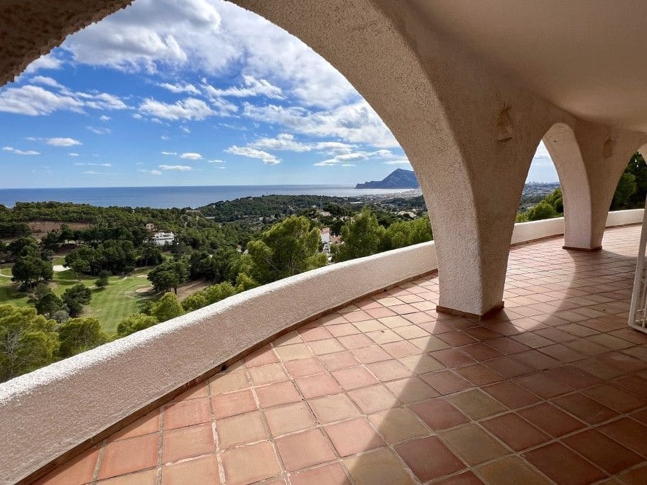 6 bedroom Villa for sale in Altea with pool garage - € 2,200,000 (Ref: 8142353)