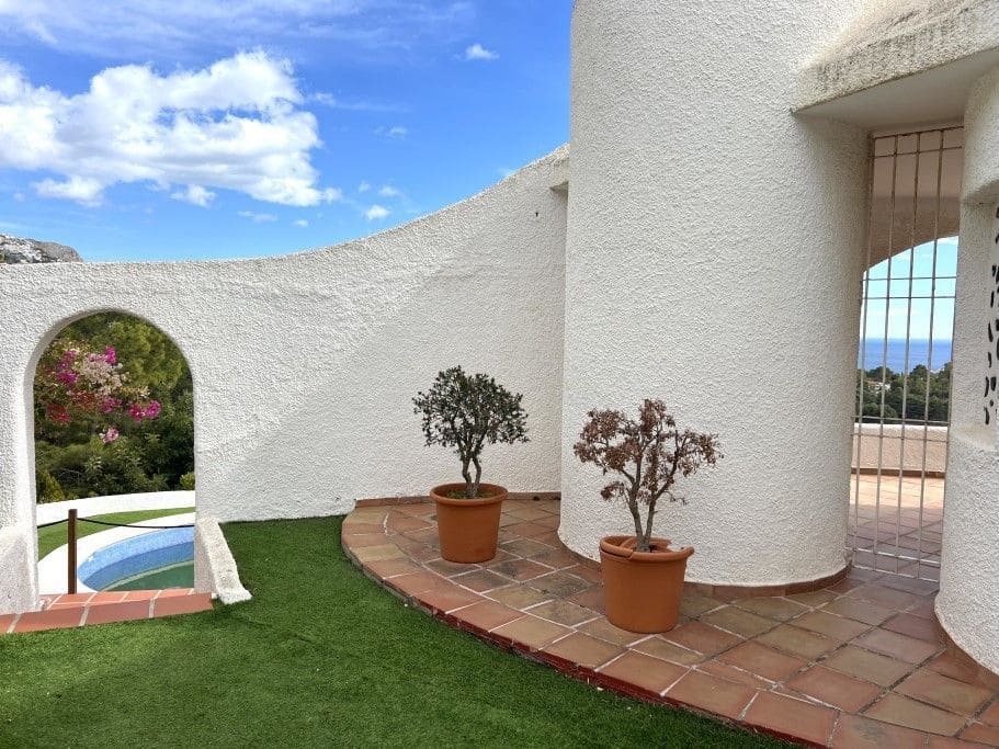 6 bedroom Villa for sale in Altea with pool garage - € 2,200,000 (Ref: 8142353)