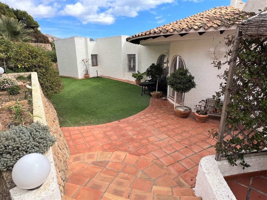 6 bedroom Villa for sale in Altea with pool garage - € 2,200,000 (Ref: 8142353)