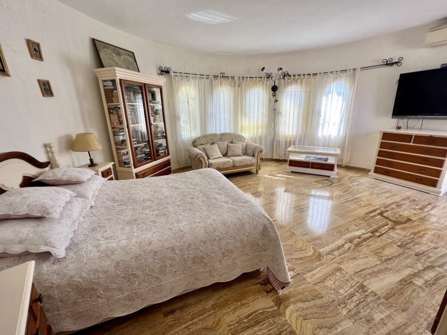 5 bedroom Villa for sale in Altea with pool garage - € 2,930,000 (Ref: 9000876)