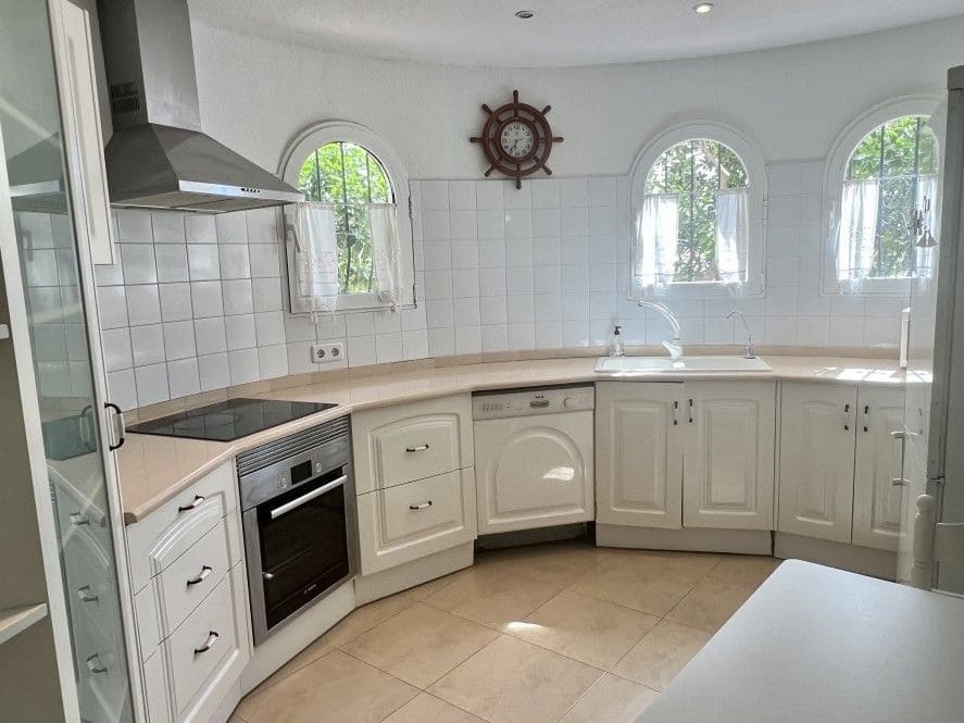 5 bedroom Villa for sale in Altea with pool garage - € 2,930,000 (Ref: 9000876)