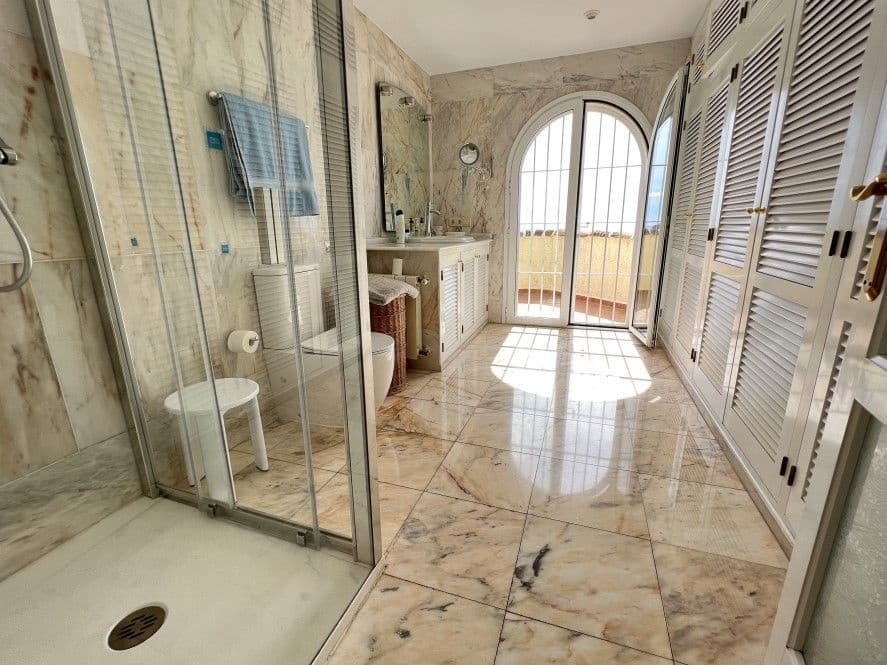 5 bedroom Villa for sale in Altea with pool garage - € 2,930,000 (Ref: 9000876)