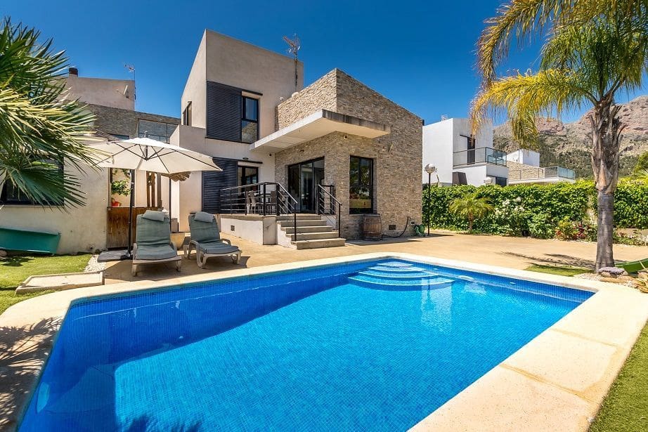 3 bedroom Villa for sale in Polop with pool - € 449,000 (Ref: 9016869)