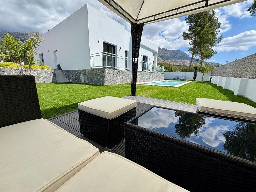 4 bedroom Villa for sale in Altea with pool garage - € 995,000 (Ref: 9022950)