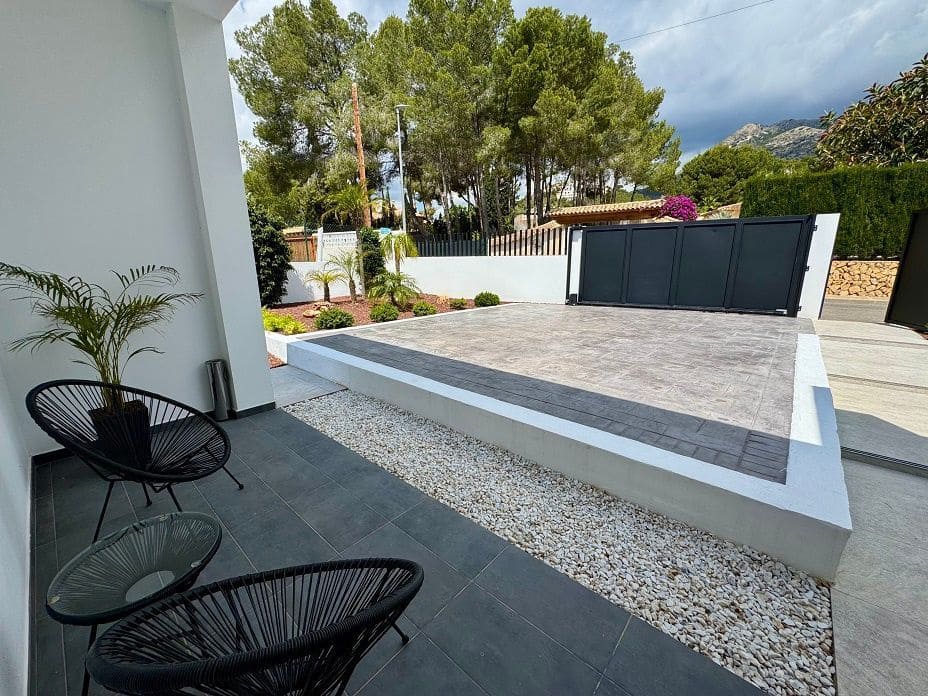 4 bedroom Villa for sale in Altea with pool garage - € 995,000 (Ref: 9022950)
