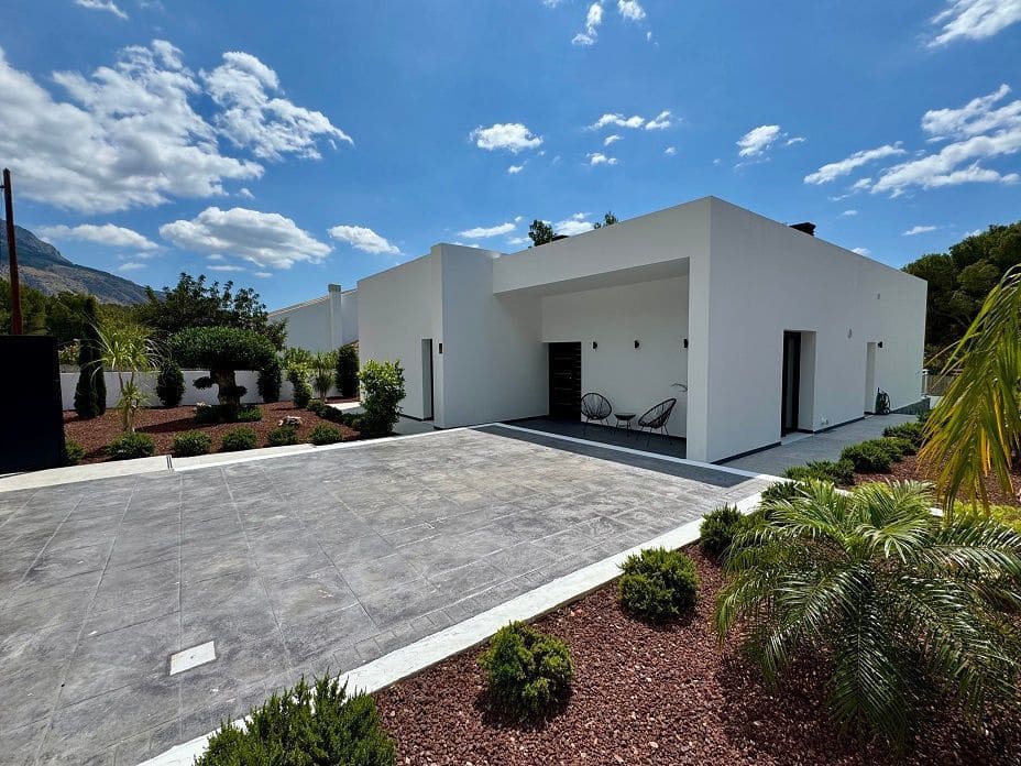 4 bedroom Villa for sale in Altea with pool garage - € 995,000 (Ref: 9022950)