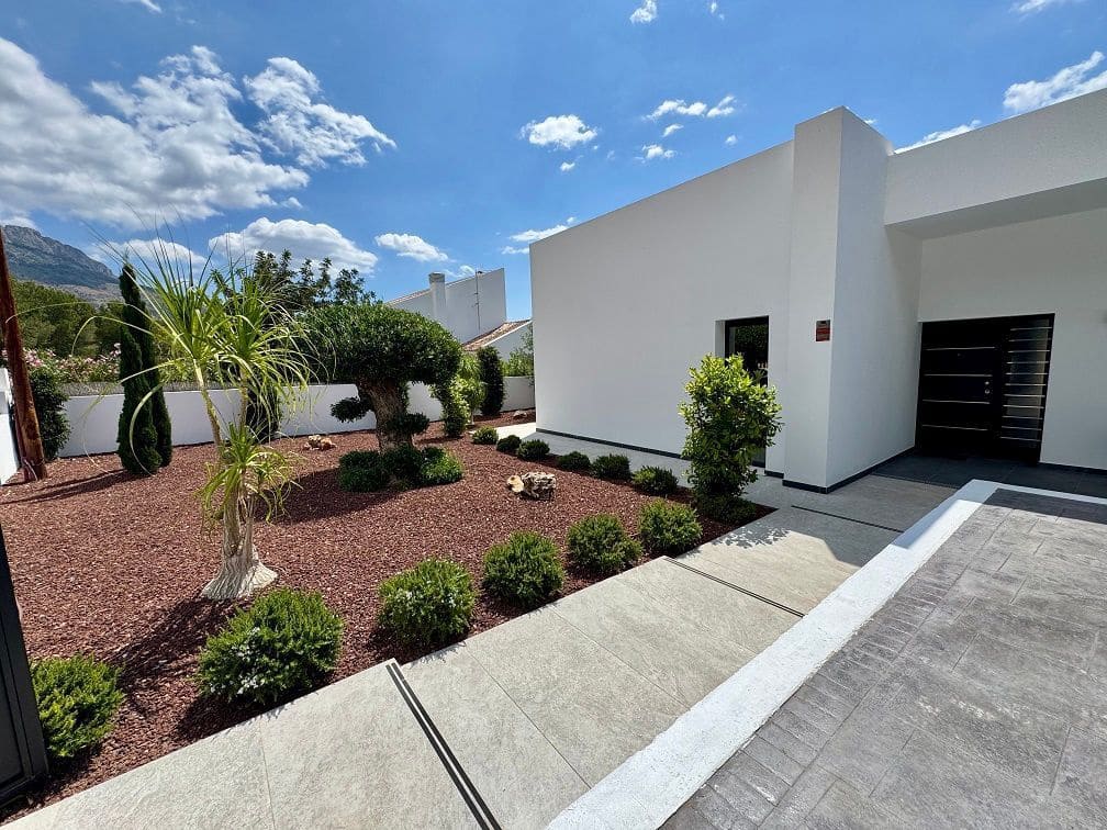 4 bedroom Villa for sale in Altea with pool garage - € 995,000 (Ref: 9022950)