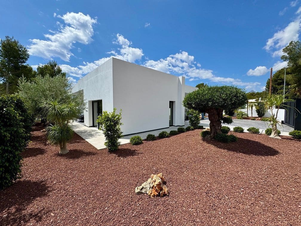 4 bedroom Villa for sale in Altea with pool garage - € 995,000 (Ref: 9022950)