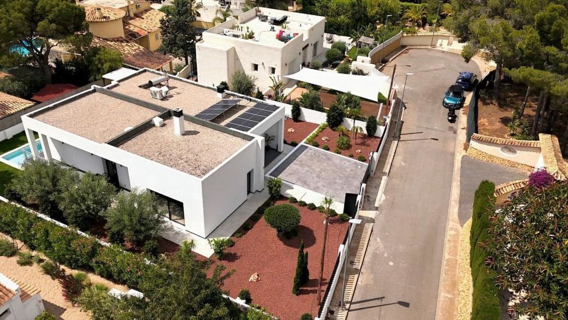 4 bedroom Villa for sale in Altea with pool garage - € 995,000 (Ref: 9022950)