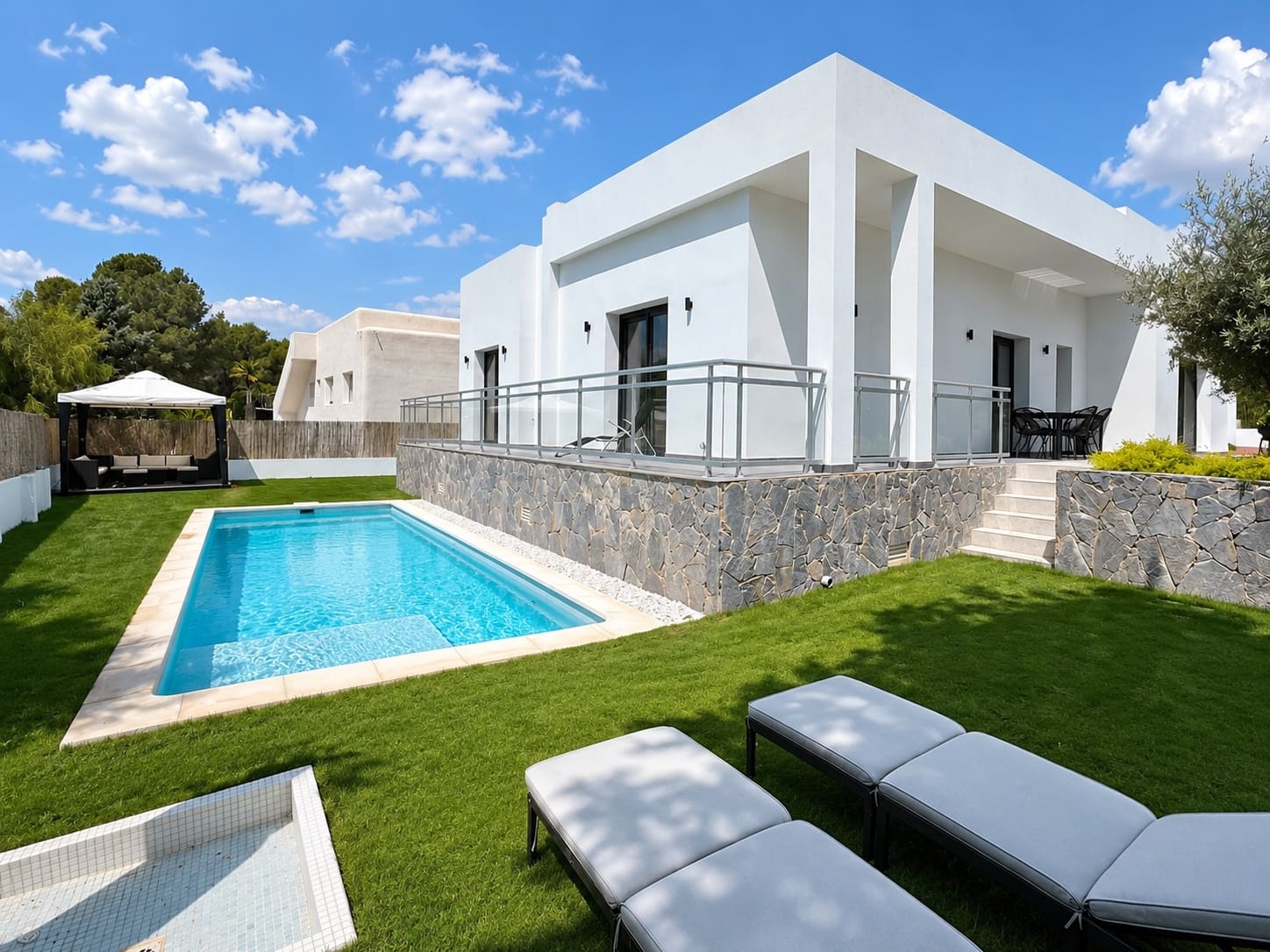 4 bedroom Villa for sale in Altea with pool garage - € 949,000 (Ref: 9022950)