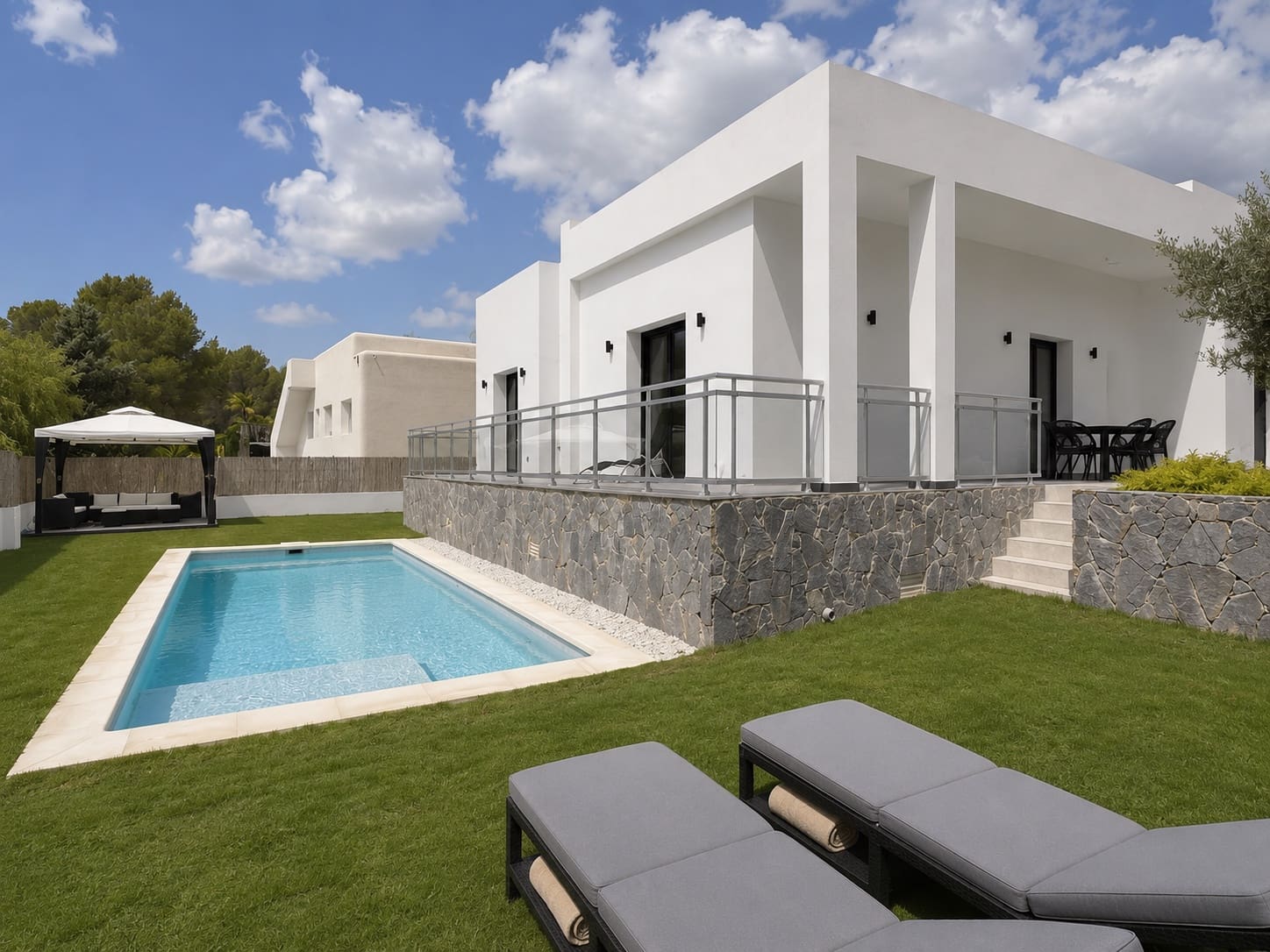 4 bedroom Villa for sale in Altea with pool garage - € 949,000 (Ref: 9022950)