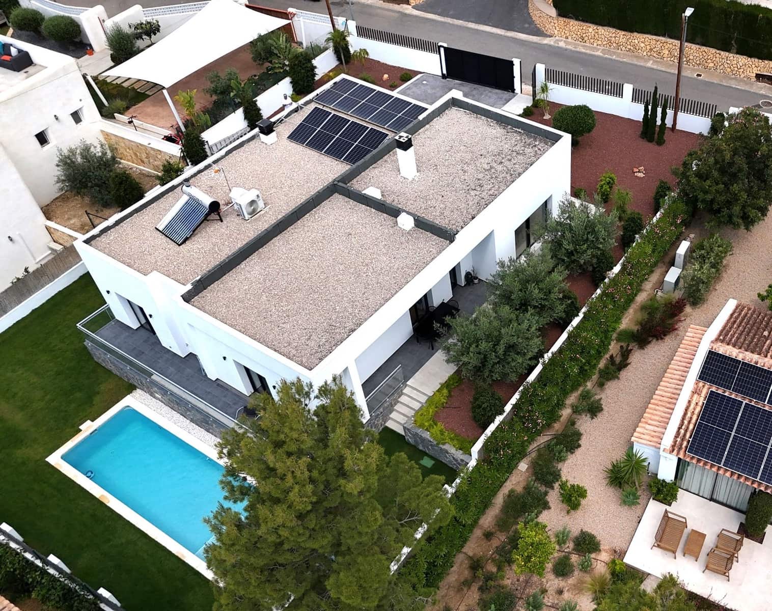 4 bedroom Villa for sale in Altea with pool garage - € 949,000 (Ref: 9022950)