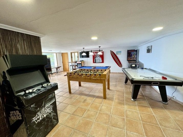 5 bedroom Villa for sale in Altea with pool garage - € 1,200,000 (Ref: 9102726)