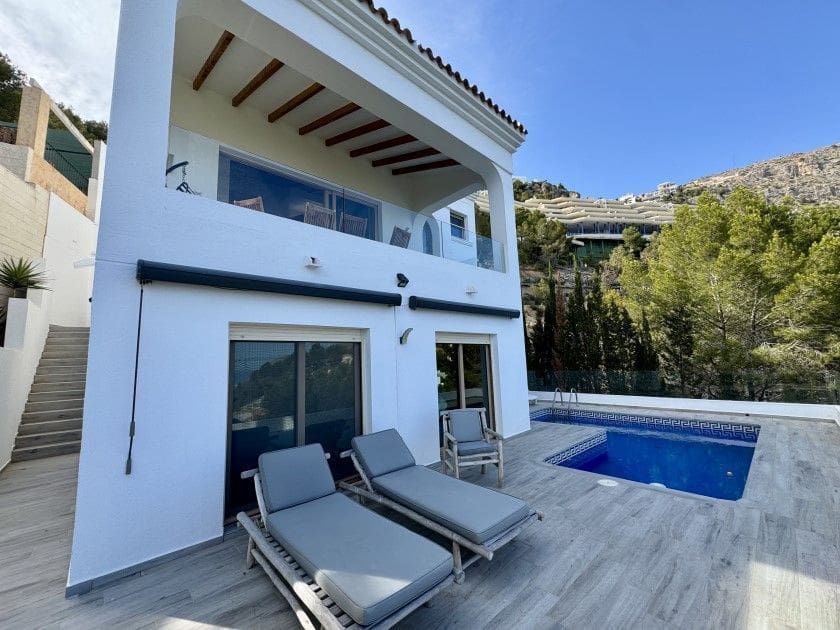 5 bedroom Villa for sale in Altea with pool garage - € 1,200,000 (Ref: 9102726)
