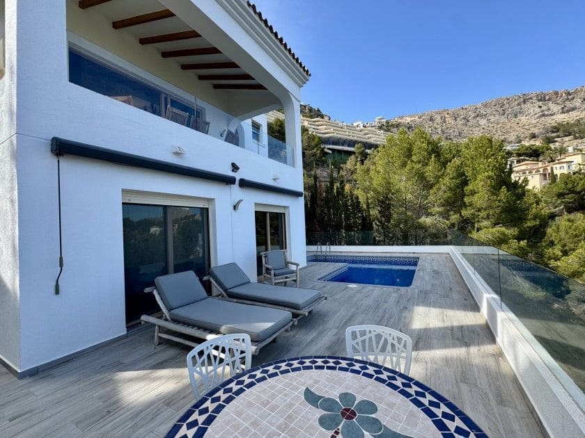 5 bedroom Villa for sale in Altea with pool garage - € 1,200,000 (Ref: 9102726)