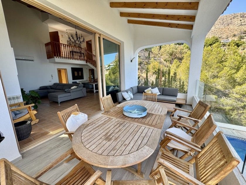 5 bedroom Villa for sale in Altea with pool garage - € 1,200,000 (Ref: 9102726)