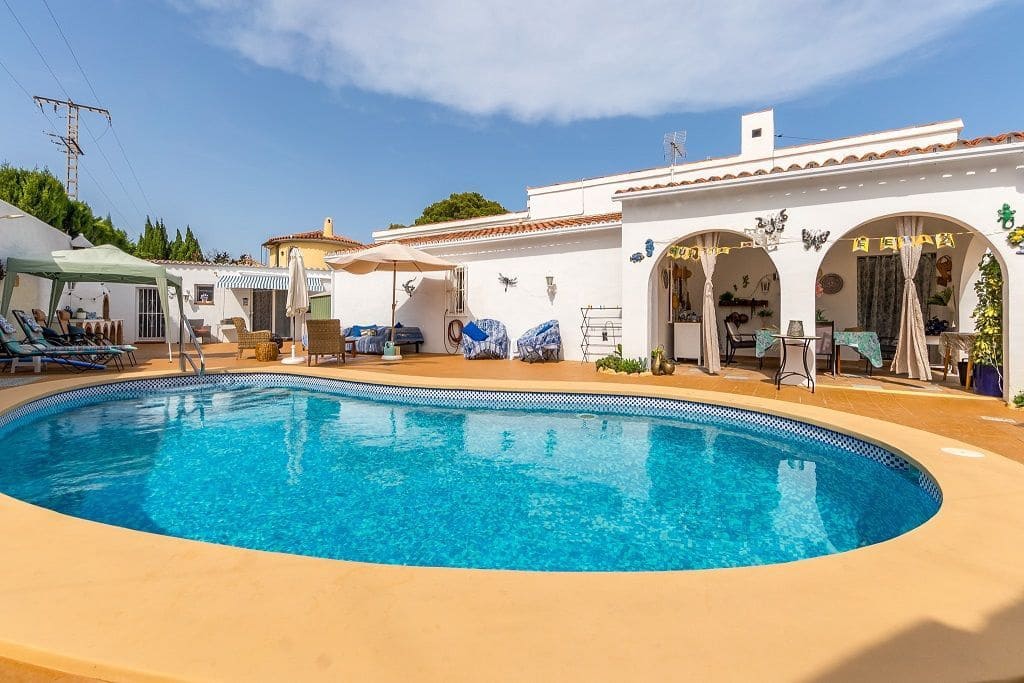 4 bedroom Villa for sale in La Nucia with pool garage - € 569,000 (Ref: 9124643)