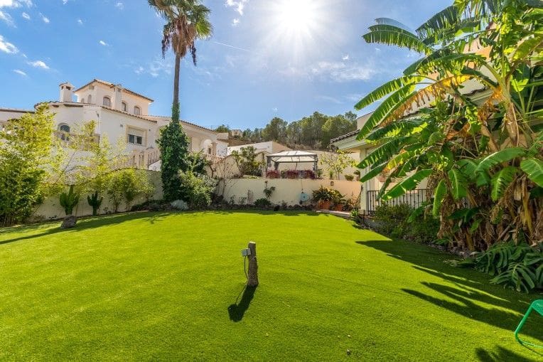 4 bedroom Villa for sale in Alfaz del Pi / L'Alfas del Pi with pool garage - € 695,000 (Ref: 9349032)