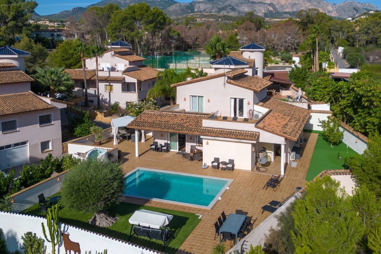 7 bedroom Villa for sale in Alfaz del Pi / L'Alfas del Pi with pool garage - € 795,000 (Ref: 9393259)