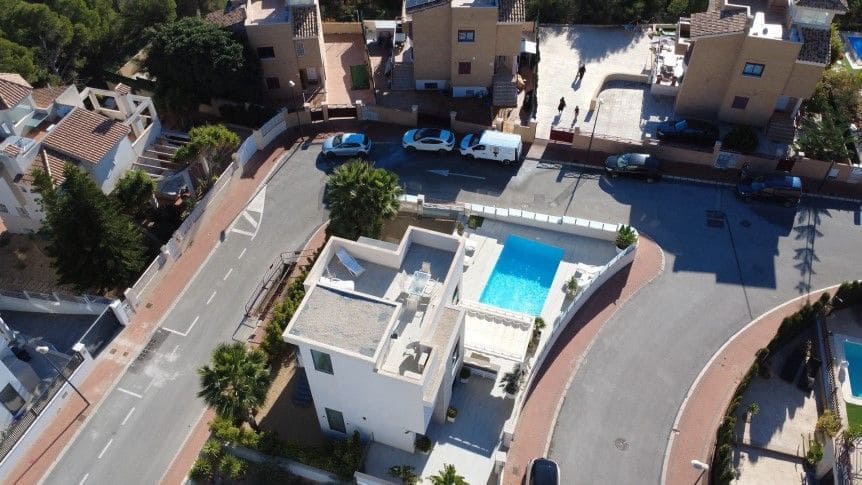 Chalet de 3 habitaciones en La Nucia en venta con piscina garaje - 585.000 € (Ref: 9448842)