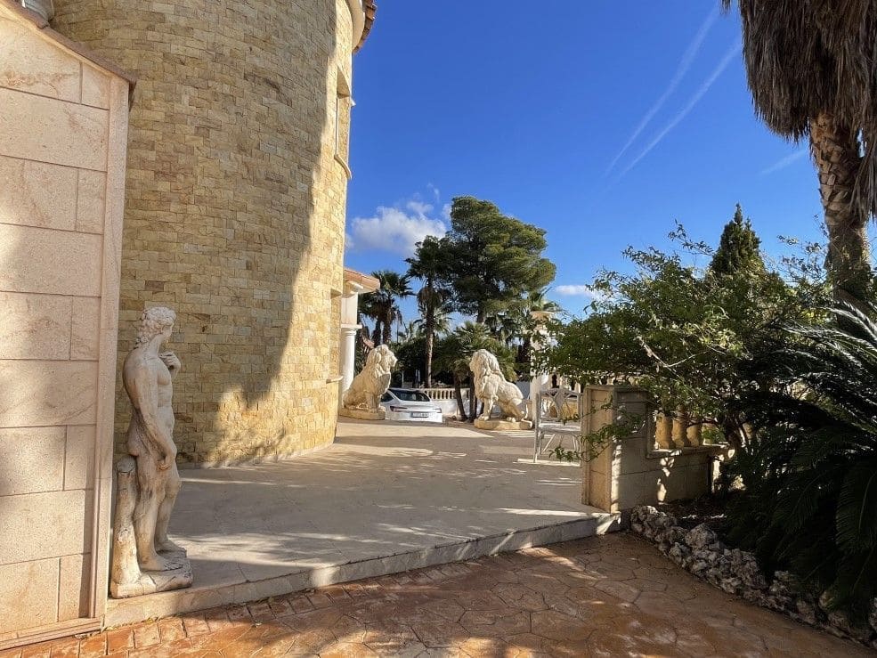 4 bedroom Villa for sale in La Nucia with pool garage - € 1,700,000 (Ref: 9475916)