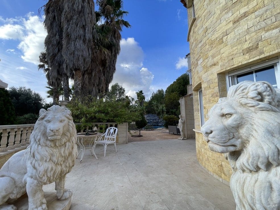 4 bedroom Villa for sale in La Nucia with pool garage - € 1,700,000 (Ref: 9475916)