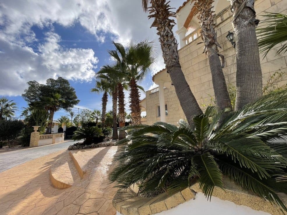 4 bedroom Villa for sale in La Nucia with pool garage - € 1,700,000 (Ref: 9475916)