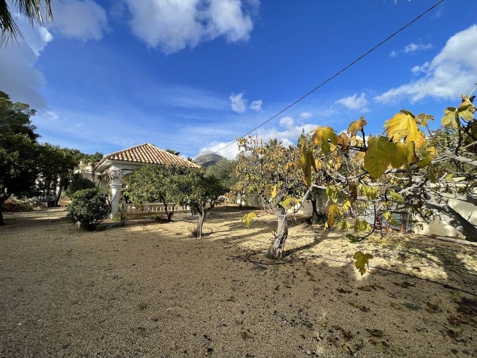 4 bedroom Villa for sale in La Nucia with pool garage - € 1,700,000 (Ref: 9475916)