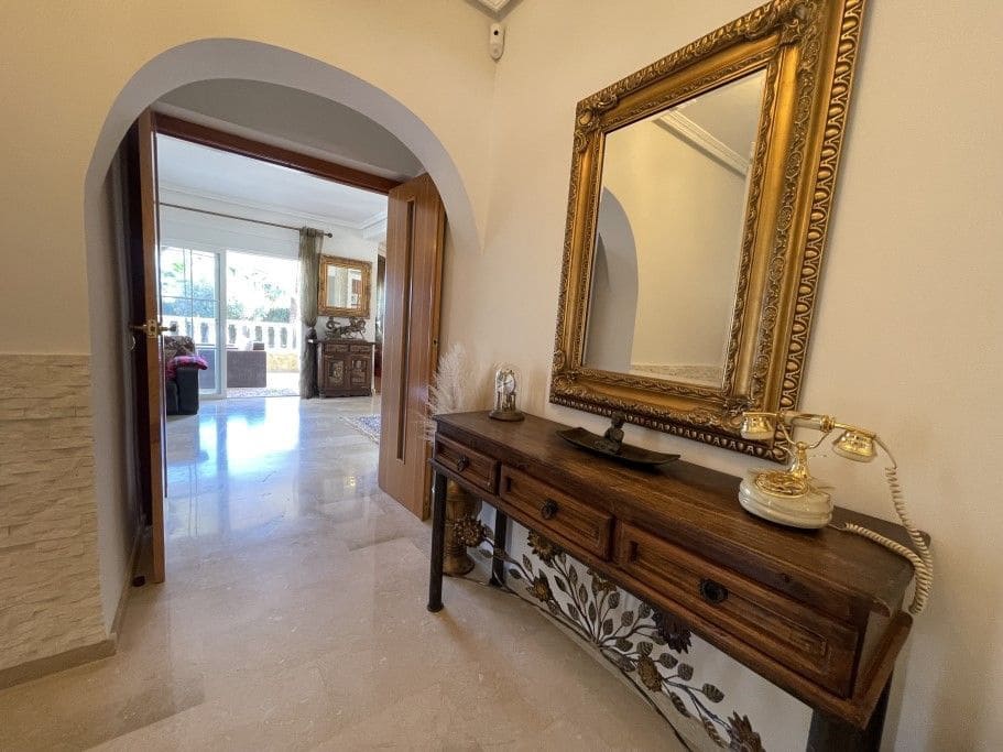 4 soverom Villa til salgs i La Nucia med svømmebasseng garasje - € 1 850 000 (Ref: 9529478)