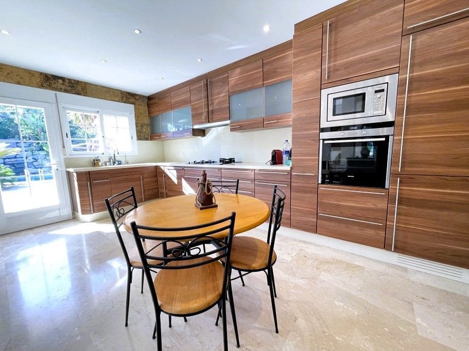 4 soverom Villa til salgs i La Nucia med svømmebasseng garasje - € 1 850 000 (Ref: 9529478)