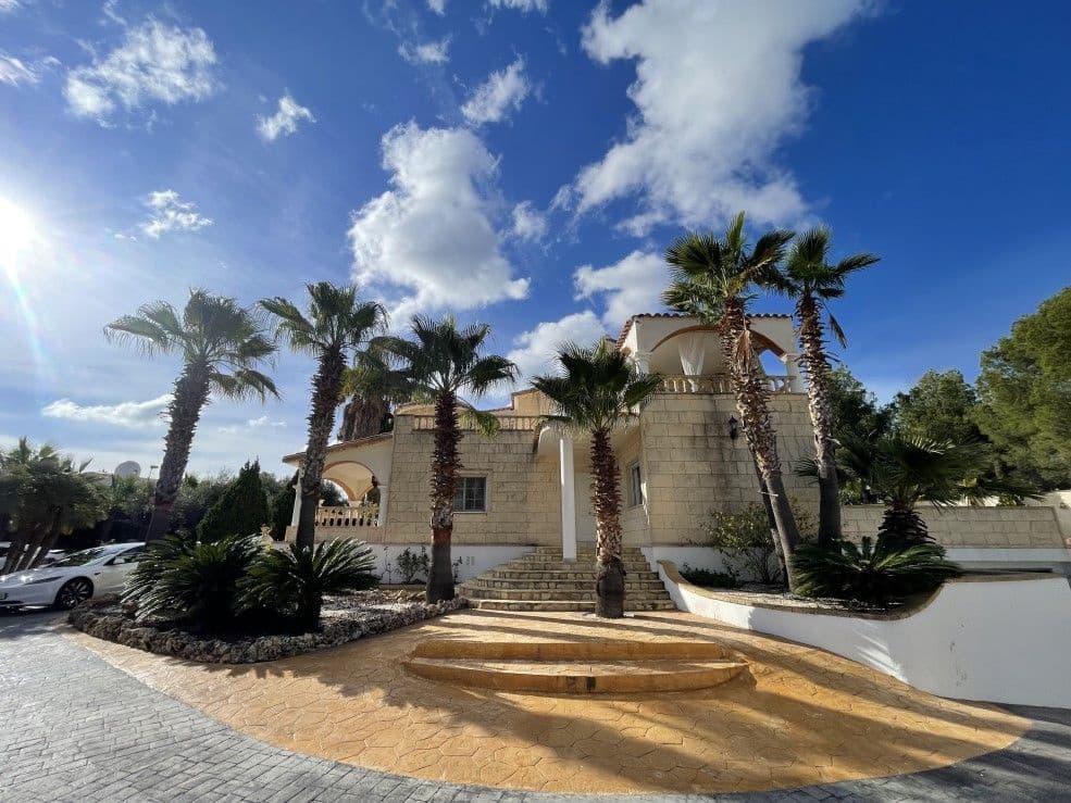 4 soverom Villa til salgs i La Nucia med svømmebasseng garasje - € 1 850 000 (Ref: 9529478)