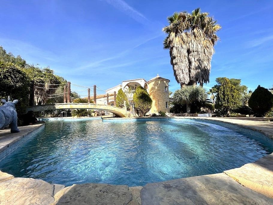 4 soverom Villa til salgs i La Nucia med svømmebasseng garasje - € 1 850 000 (Ref: 9529478)