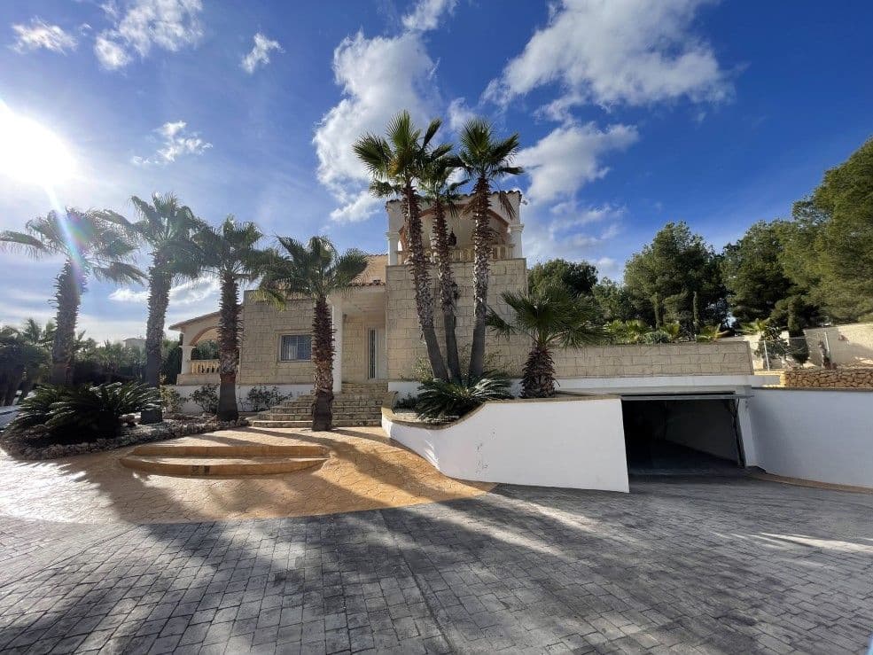 4 soverom Villa til salgs i La Nucia med svømmebasseng garasje - € 1 850 000 (Ref: 9529478)