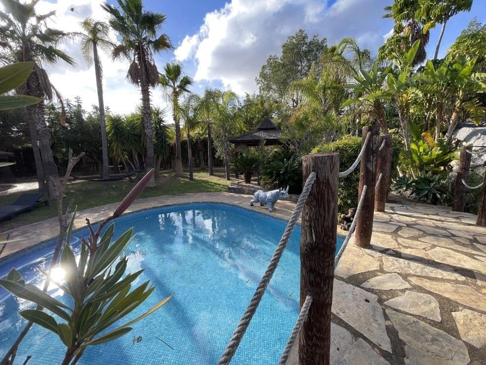 4 soverom Villa til salgs i La Nucia med svømmebasseng garasje - € 1 850 000 (Ref: 9529478)